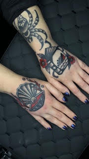 Tatuagens nas mãos — trabalho de Thaís Muniz