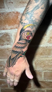 Tatuagem colorida no antebraço — trabalho de Thaís Muniz