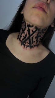 Lettering na frente do pescoço — trabalho de Thaís Muniz