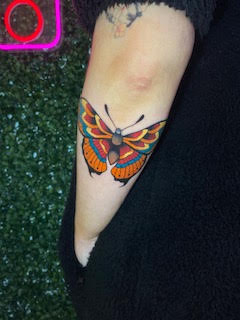 Tatuagem colorida no antebraço — trabalho de Thaís Muniz